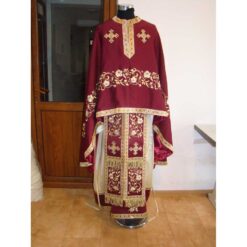 Vesmant preotesc brodat cu rugi de trandafiri, cruci si Mantuitorul in potir