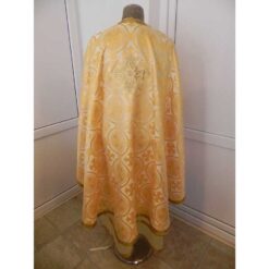 Vesmant preotesc din brocard crem tesut cu fir de matase galben-auriu